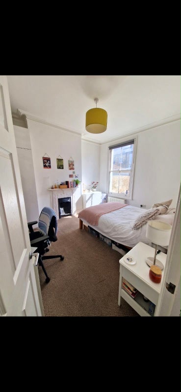 Room Almeric Road in Greater London