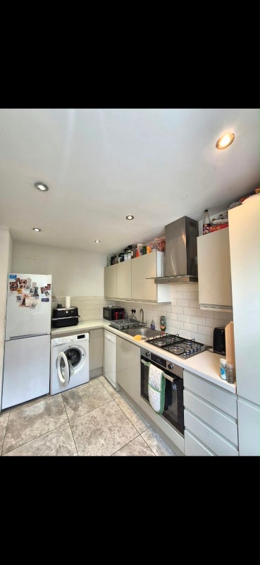 Room Almeric Road in Greater London
