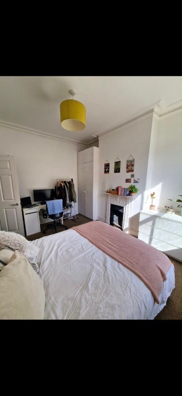Room Almeric Road in Greater London