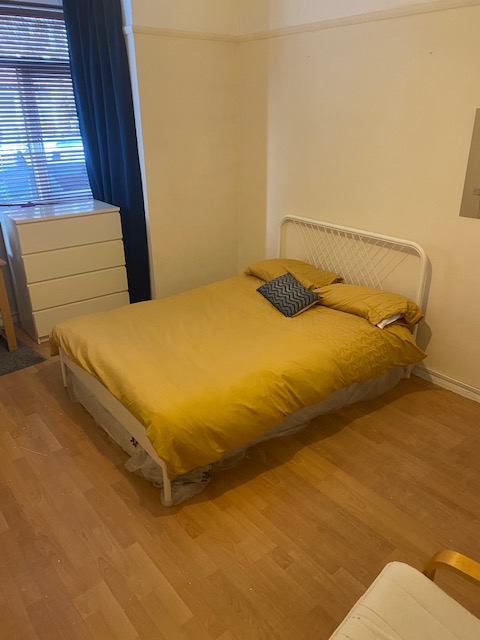 Room Compton Road in Greater London