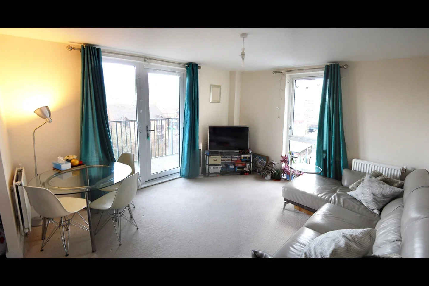 Flat Charcot Road in Greater London