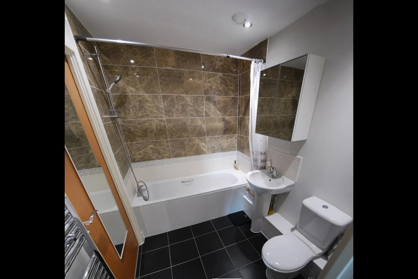 Flat Charcot Road in Greater London