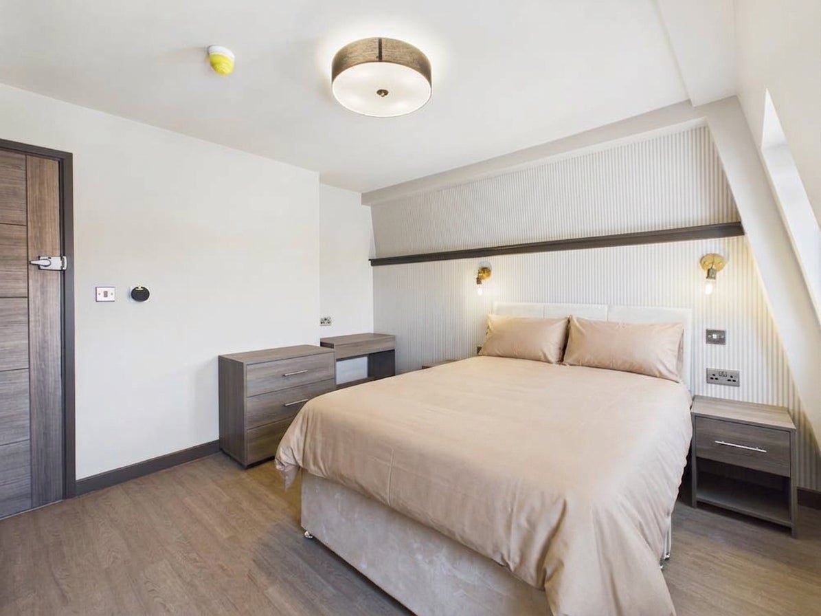 Room Clarence Street in Gloucester