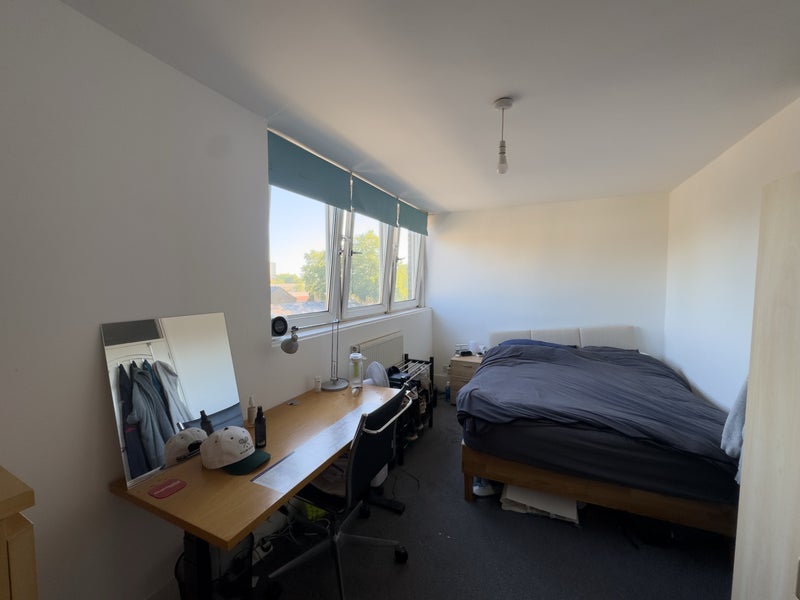 Room Regent's Row in Greater London