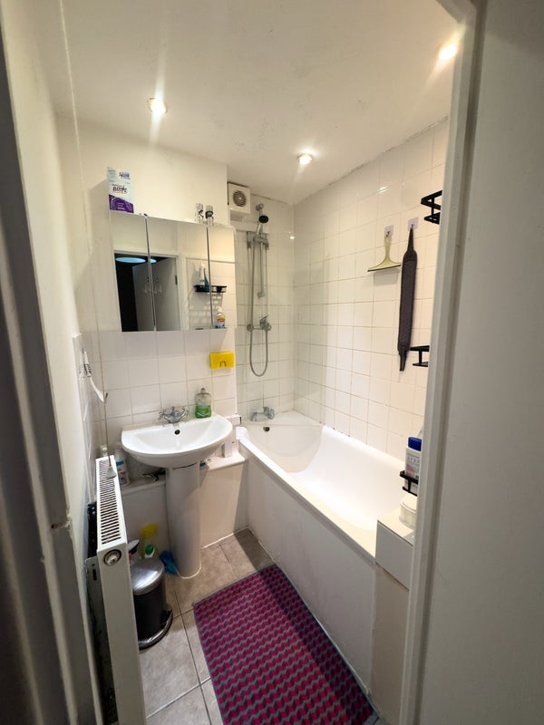 Room Regent's Row in Greater London