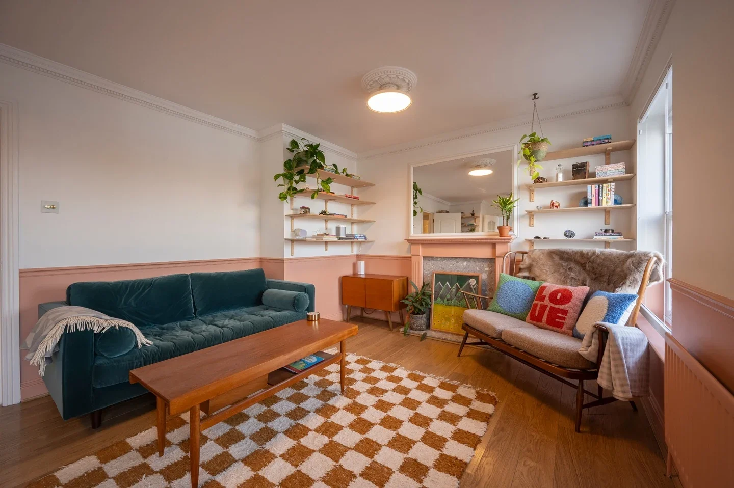 Flat Rotherhithe Street in Greater London