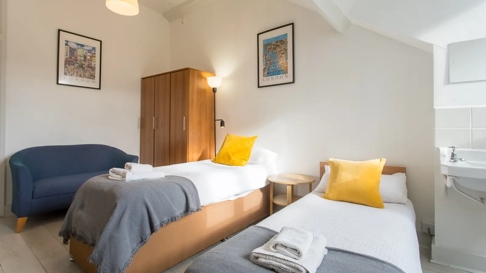 Room Earl's Court Road in Greater London