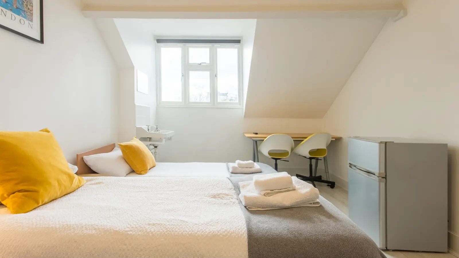 Room Earl's Court Road in Greater London