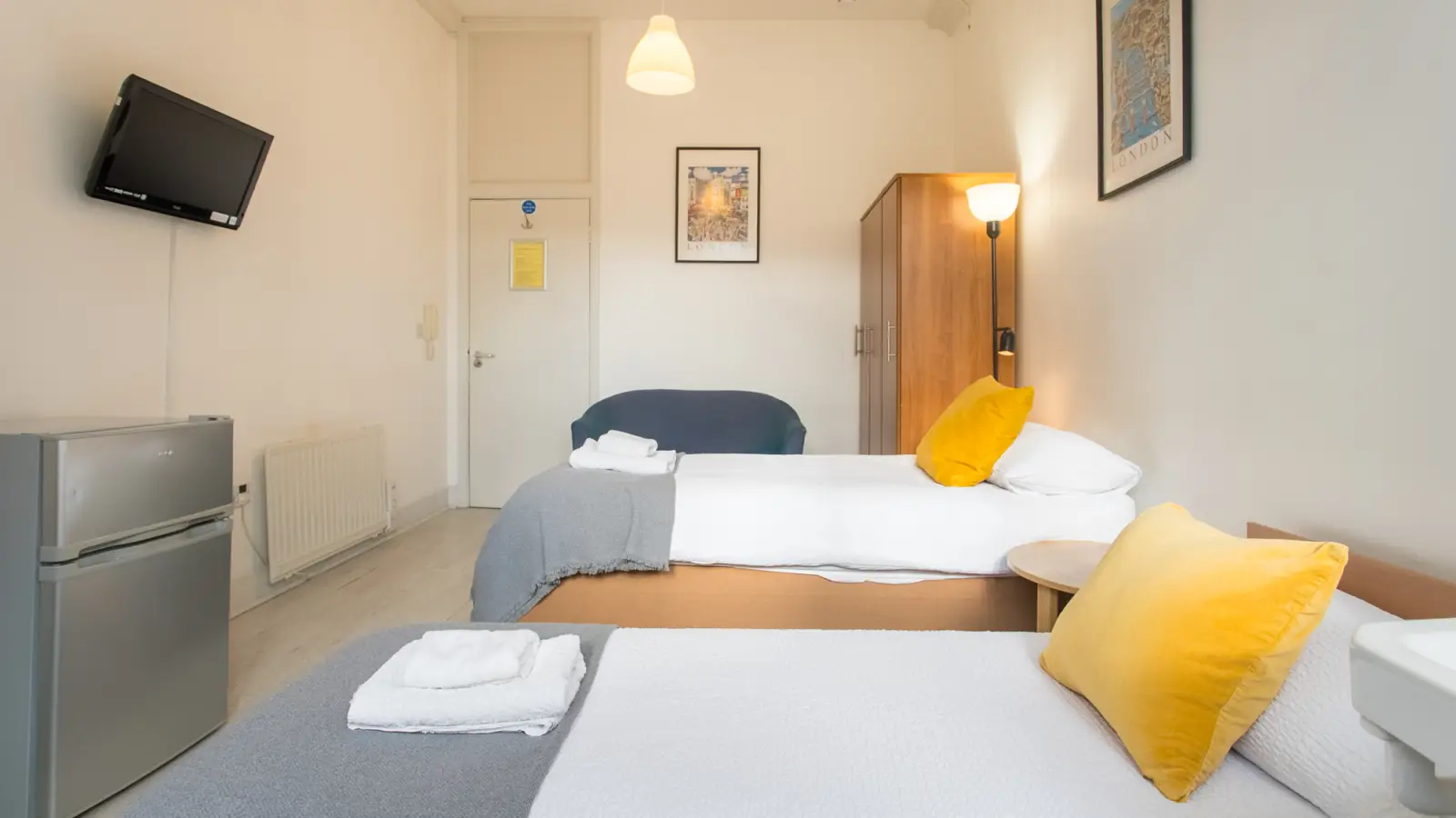 Room Earl's Court Road in Greater London