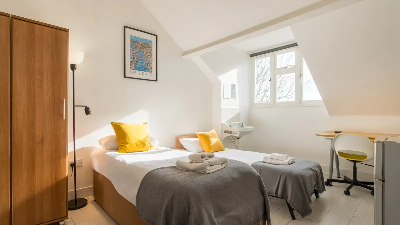 Room Earl's Court Road in Greater London
