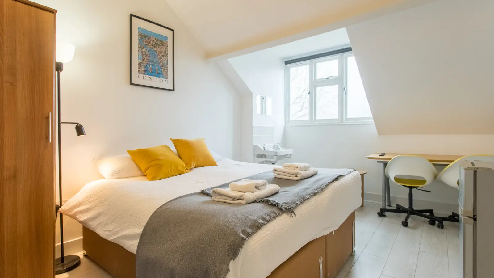 Room Earl's Court Road in Greater London