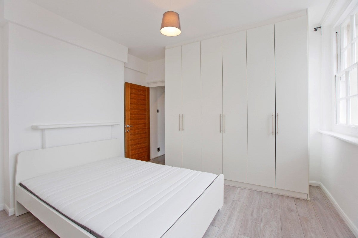 Flat Holly Hill in Greater London