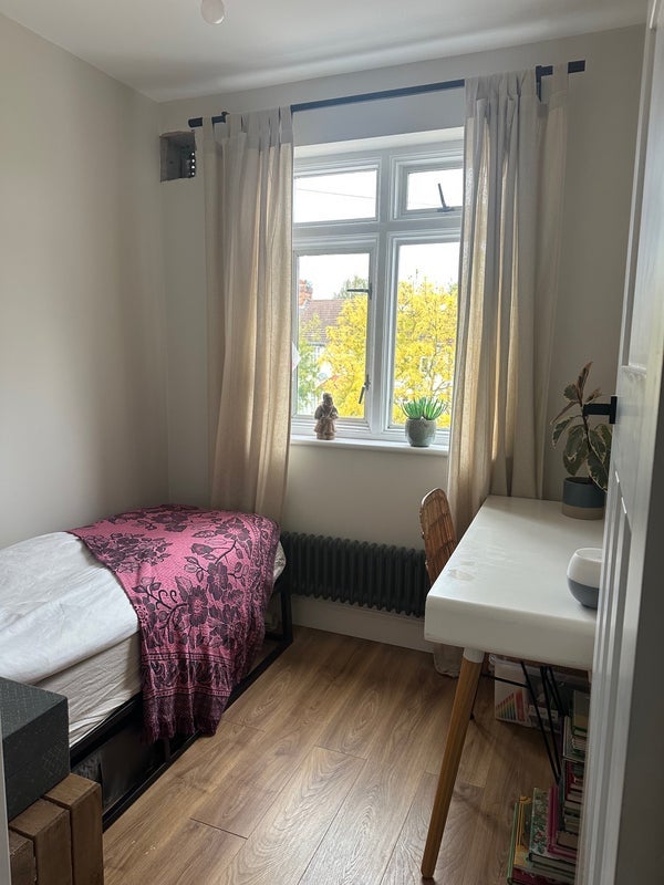 Room Ernest Grove in Greater London