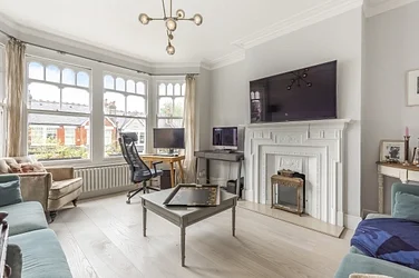 Flat Dukes Avenue in Greater London