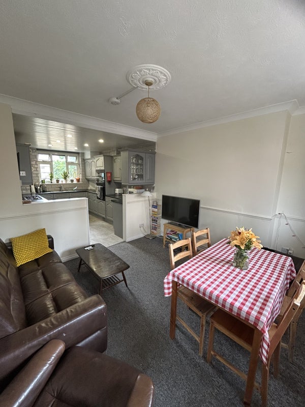 Room Sewardstone Road in Greater London