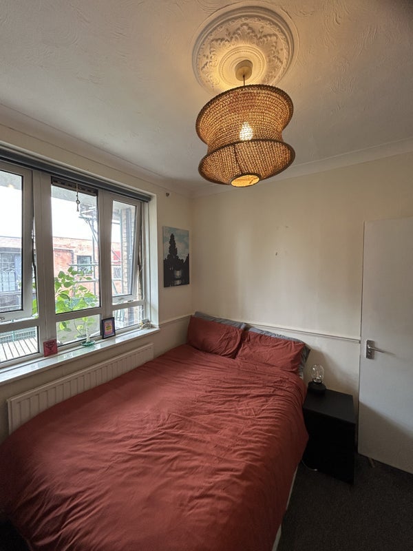 Room Sewardstone Road in Greater London