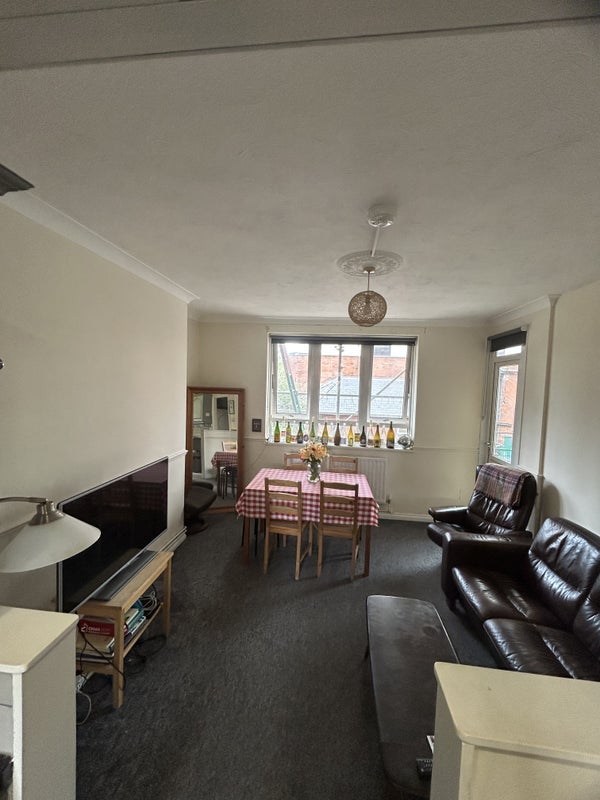 Room Sewardstone Road in Greater London