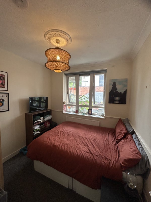 Room Sewardstone Road in Greater London