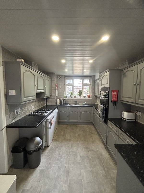 Room Sewardstone Road in Greater London