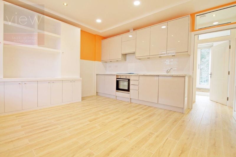 Flat Lewisham Way in Greater London