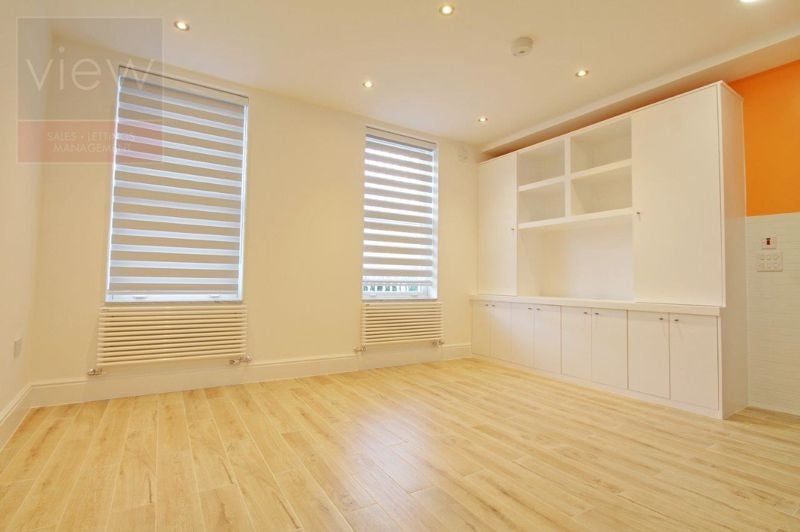 Flat Lewisham Way in Greater London