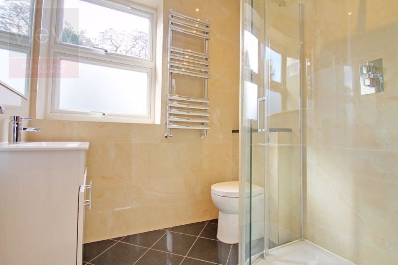 Flat Lewisham Way in Greater London