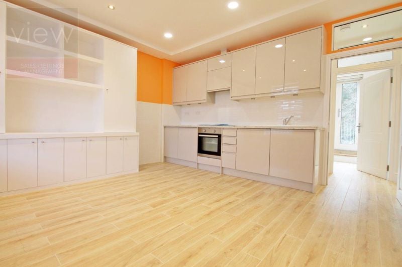 Flat Lewisham Way in Greater London