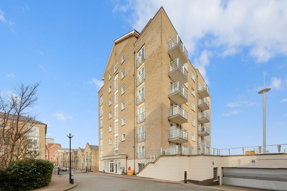 Flat Millennium Drive in Greater London