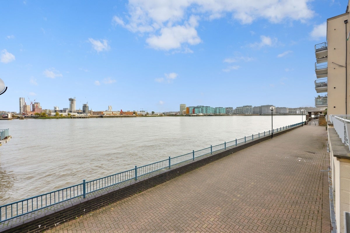 Flat Millennium Drive in Greater London
