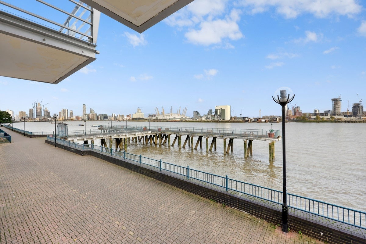 Flat Millennium Drive in Greater London