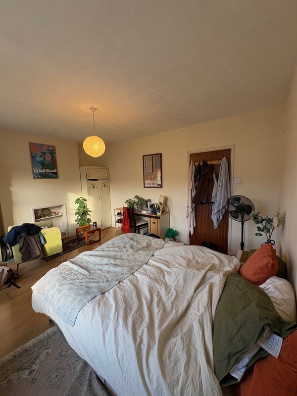 Room Roden Street in Greater London