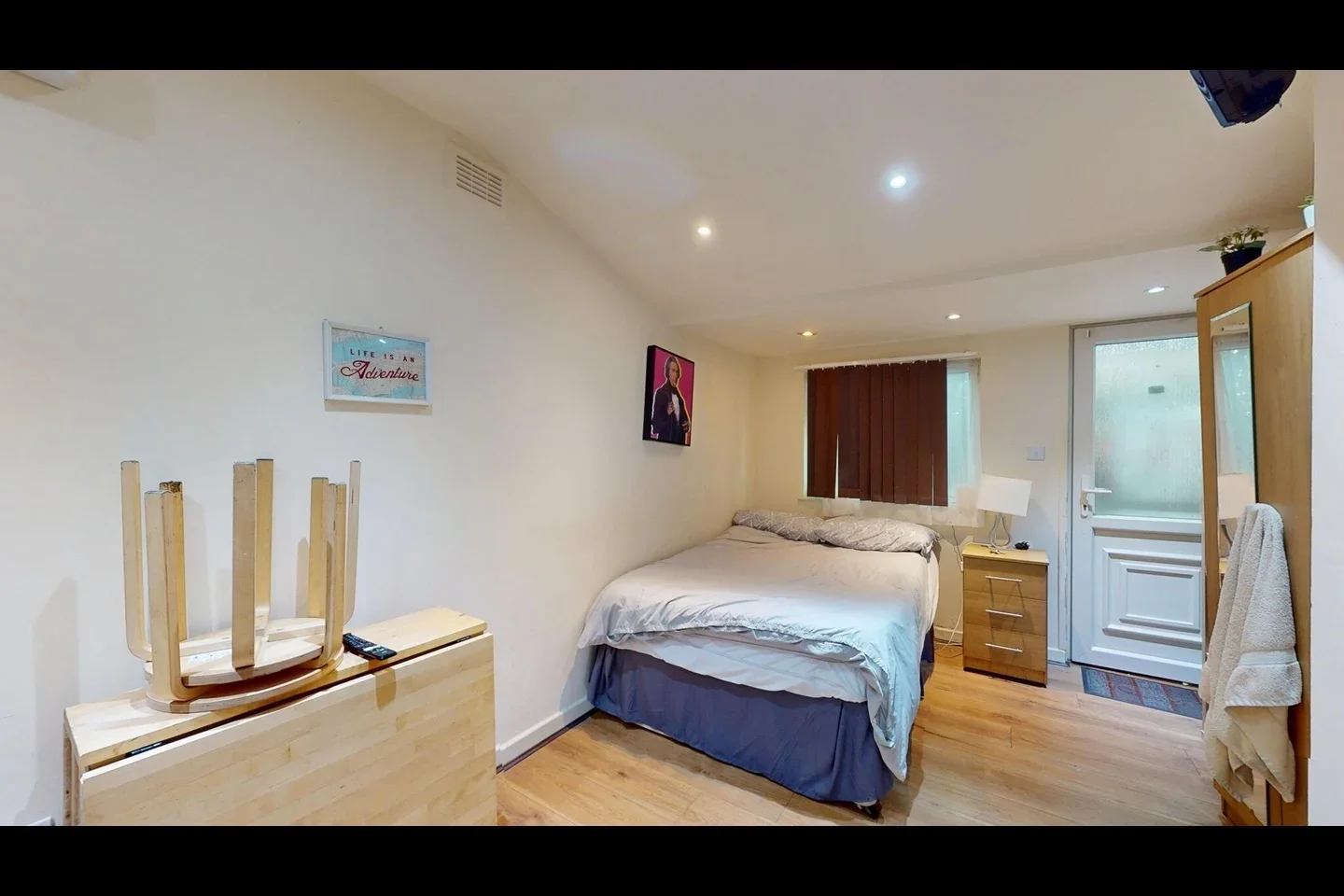 Flat Geary Road in Greater London