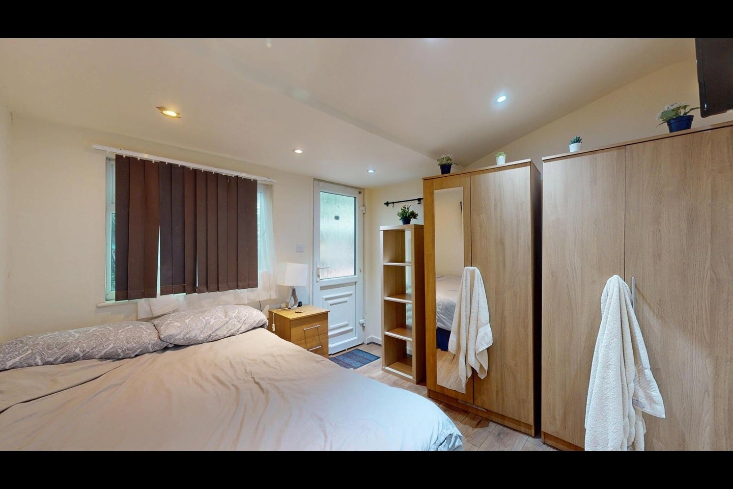 Flat Geary Road in Greater London