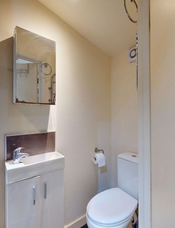 Flat Geary Road in Greater London