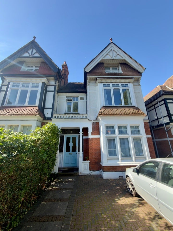 Flat Geary Road in Greater London