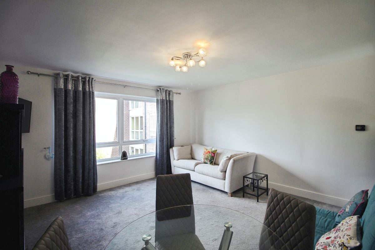 Flat The Pines in Greater London
