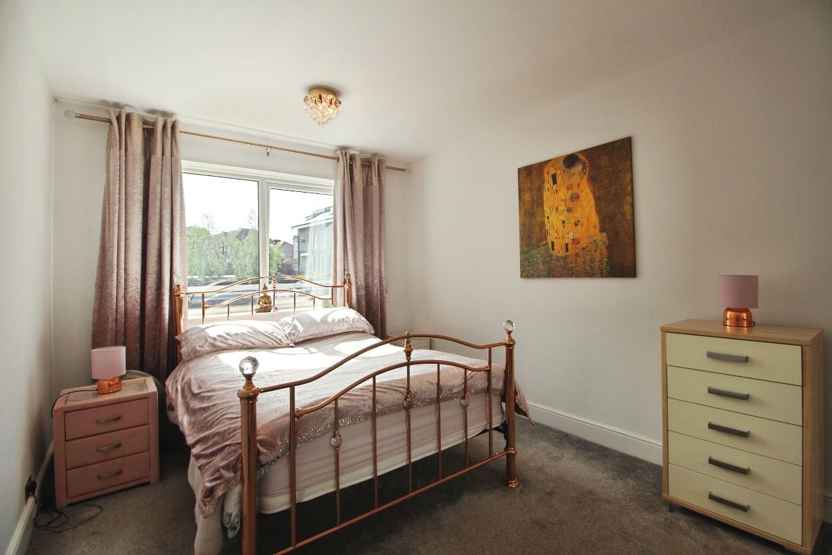 Flat The Pines in Greater London