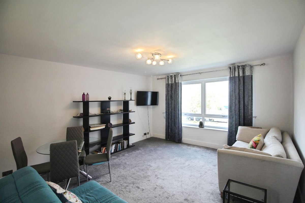Flat The Pines in Greater London