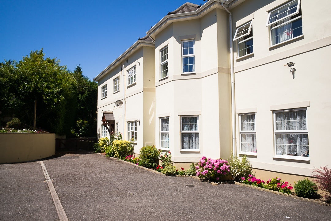 Flat Wharfdale Road in Bournemouth