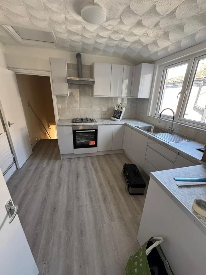 Flat Ernald Avenue in Greater London