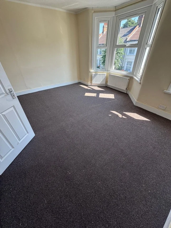 Flat Ernald Avenue in Greater London