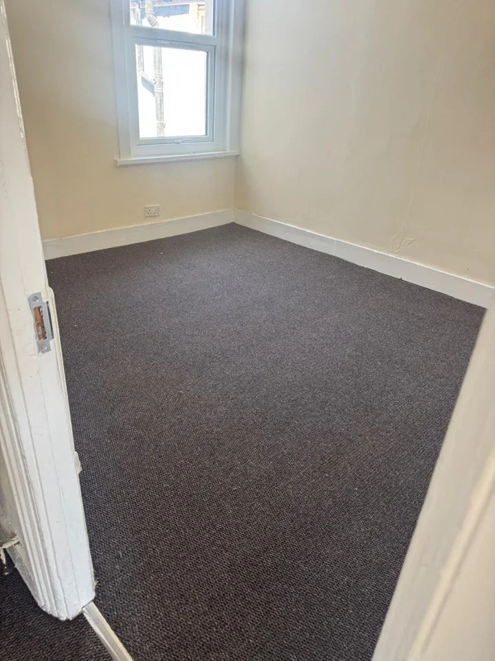 Flat Ernald Avenue in Greater London