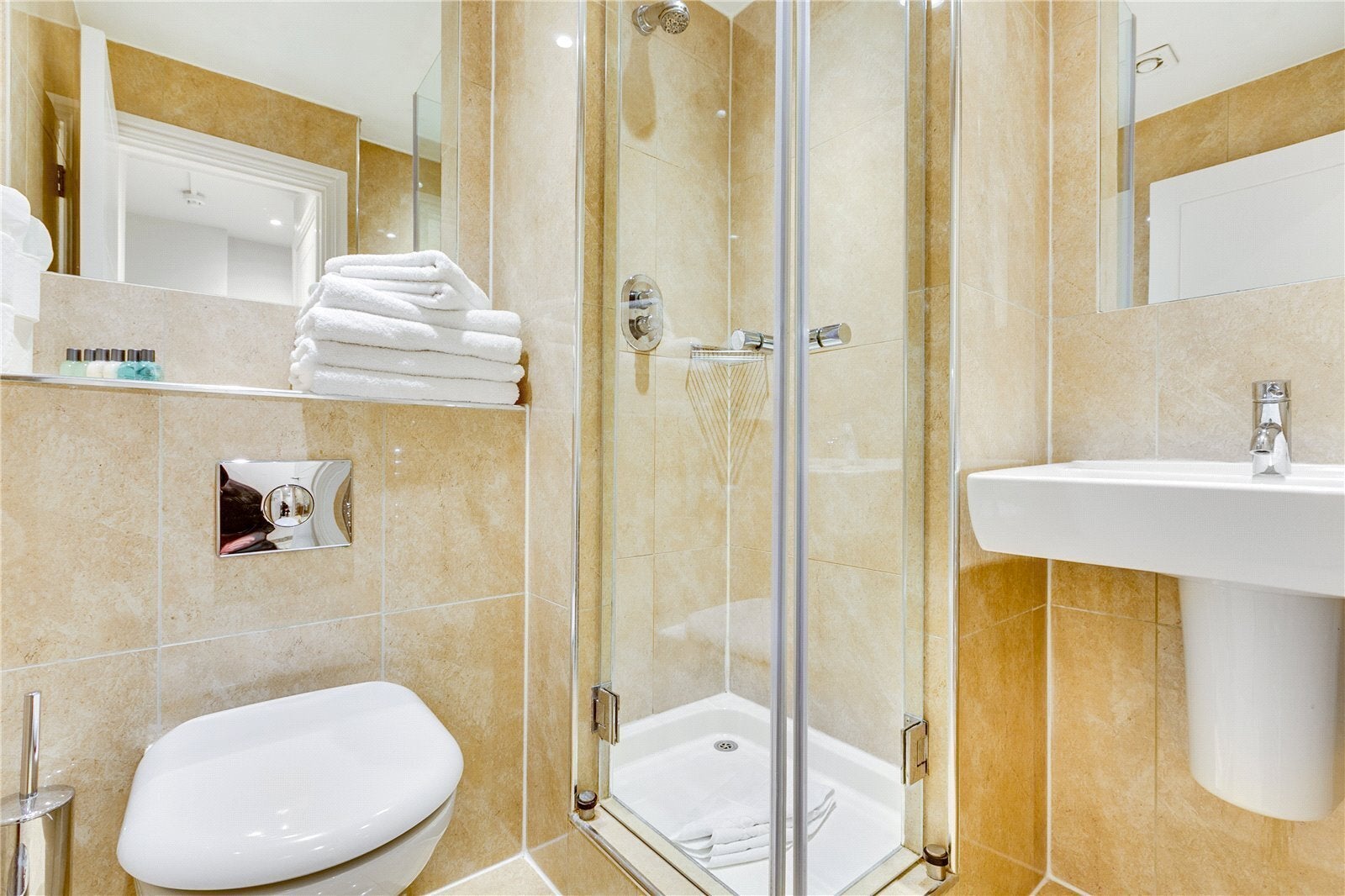 Flat Warwick Road in Greater London