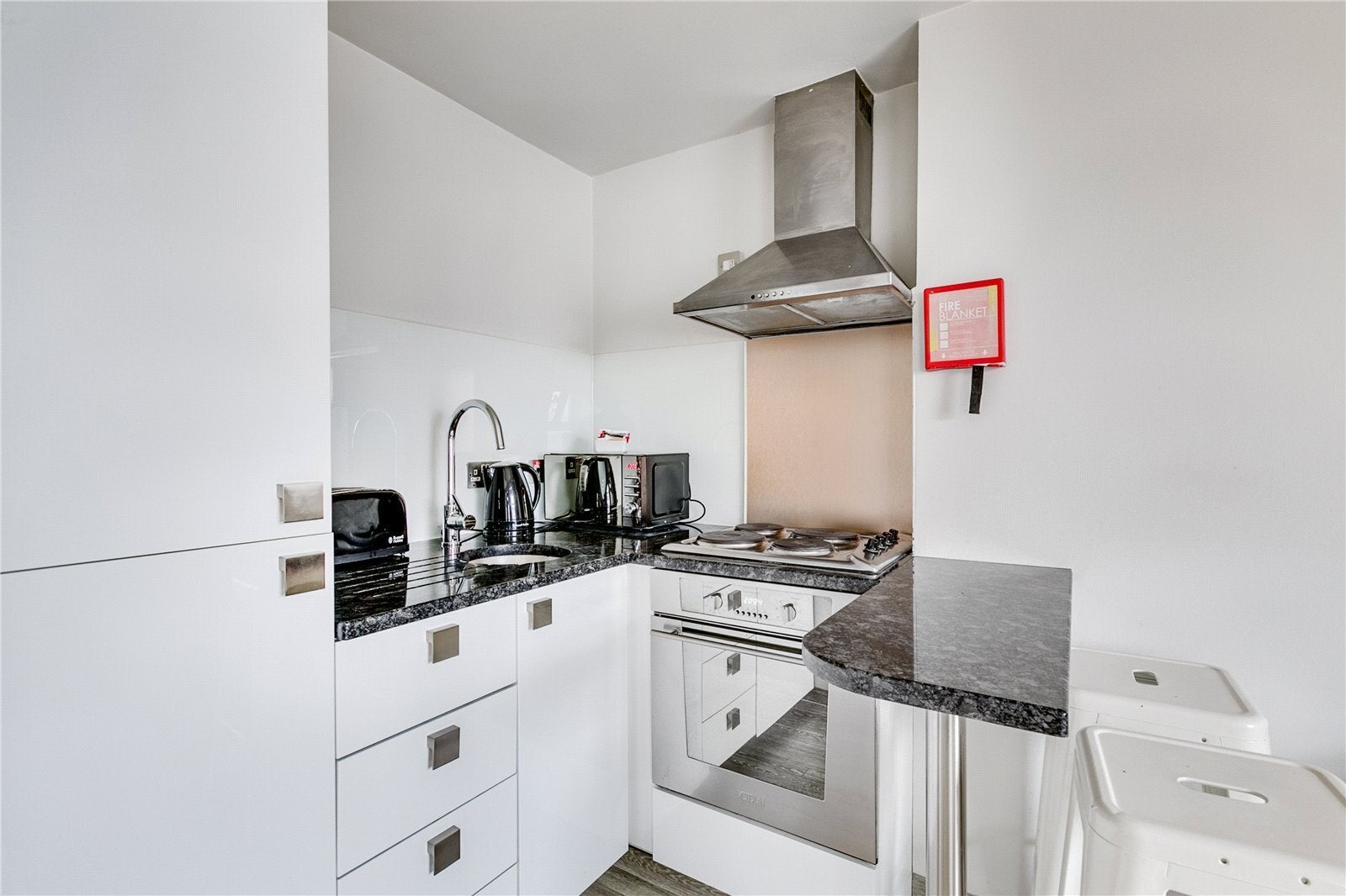 Flat Warwick Road in Greater London