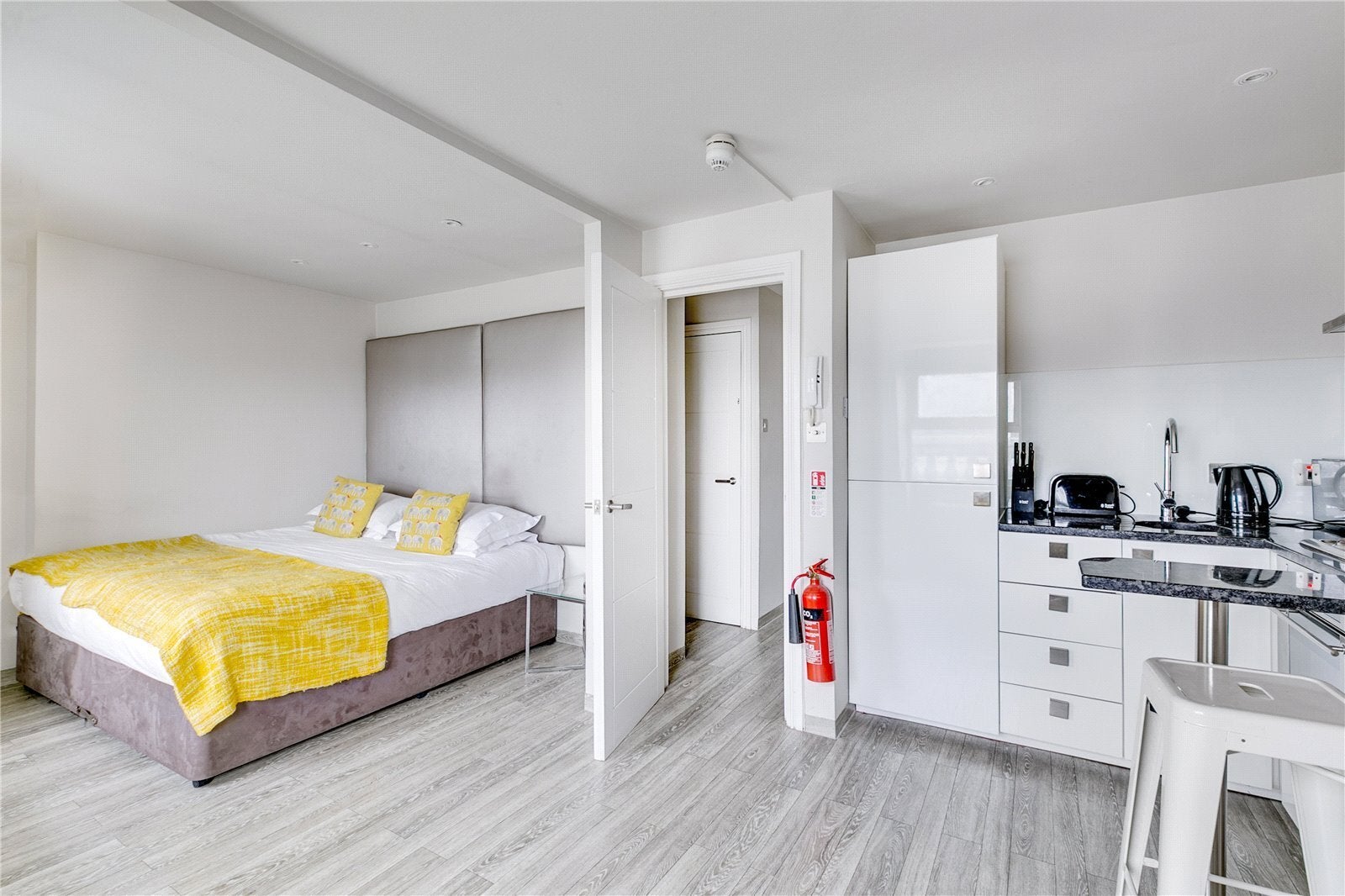 Flat Warwick Road in Greater London