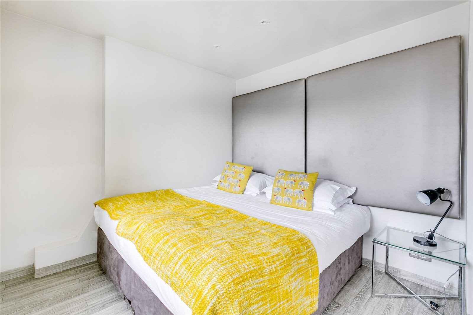 Flat Warwick Road in Greater London