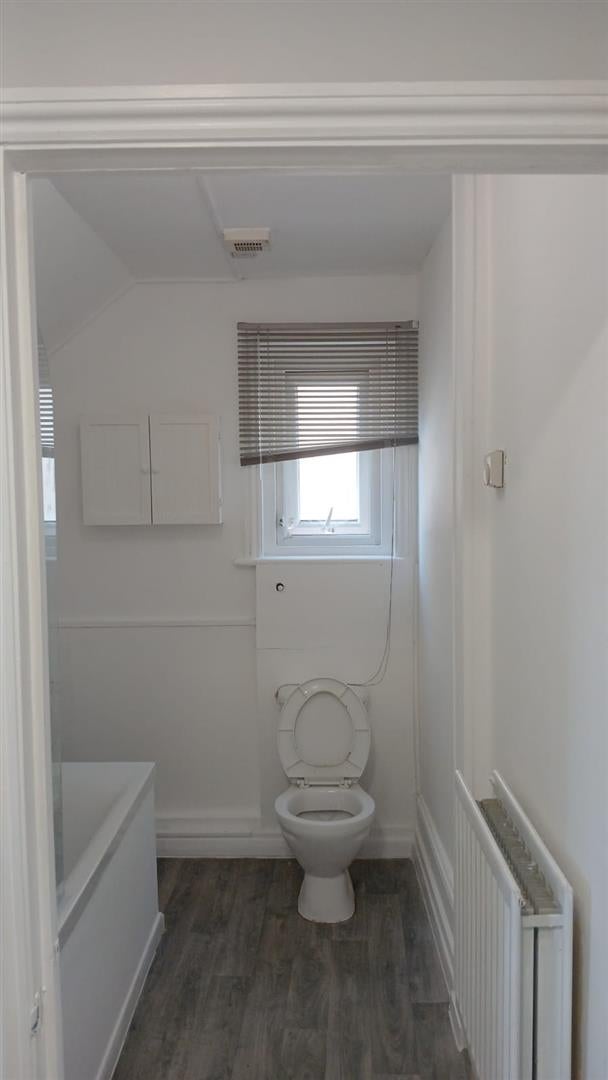 Flat Warham Road in Greater London