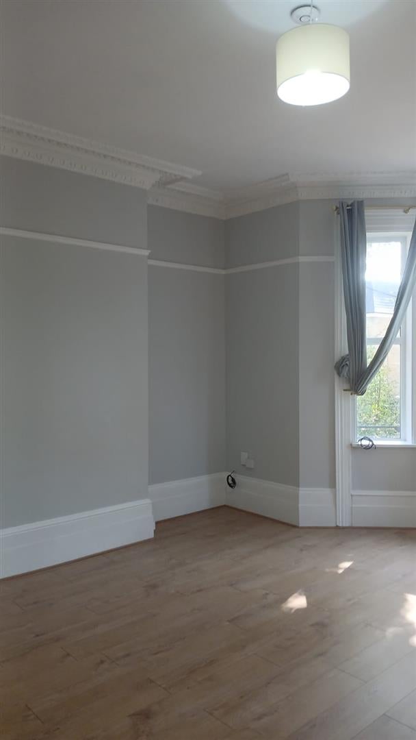 Flat Warham Road in Greater London