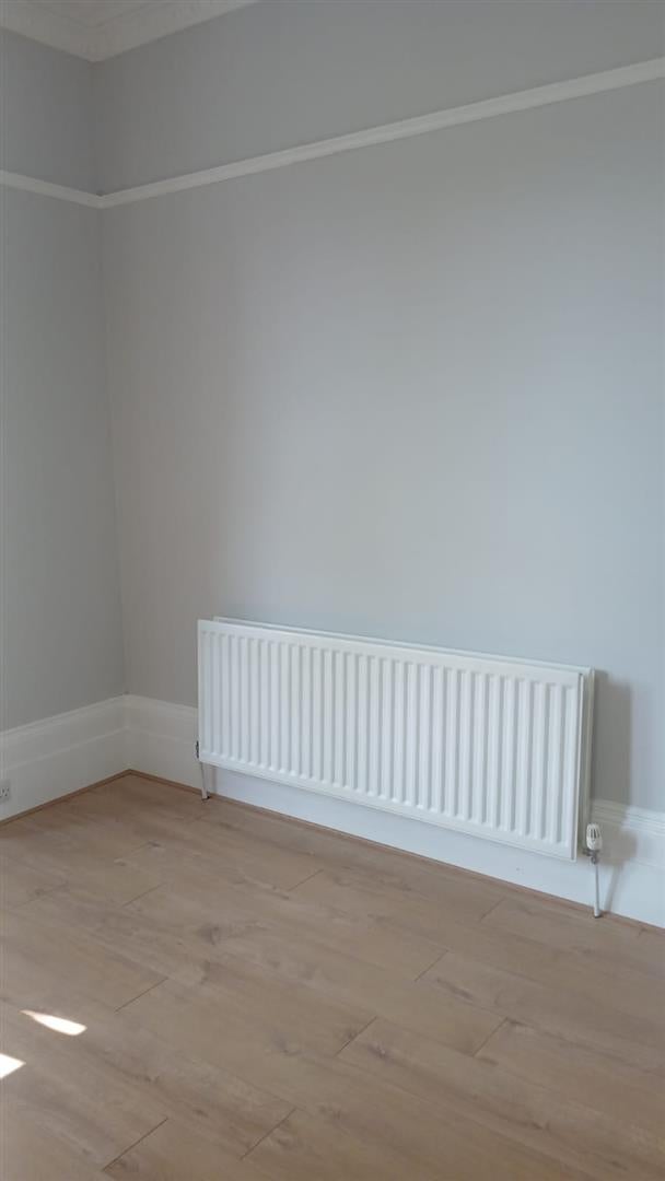 Flat Warham Road in Greater London