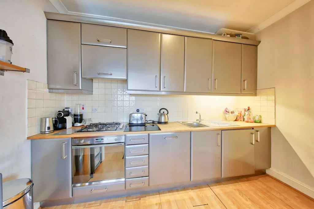 Flat Broomhill Road in Greater London